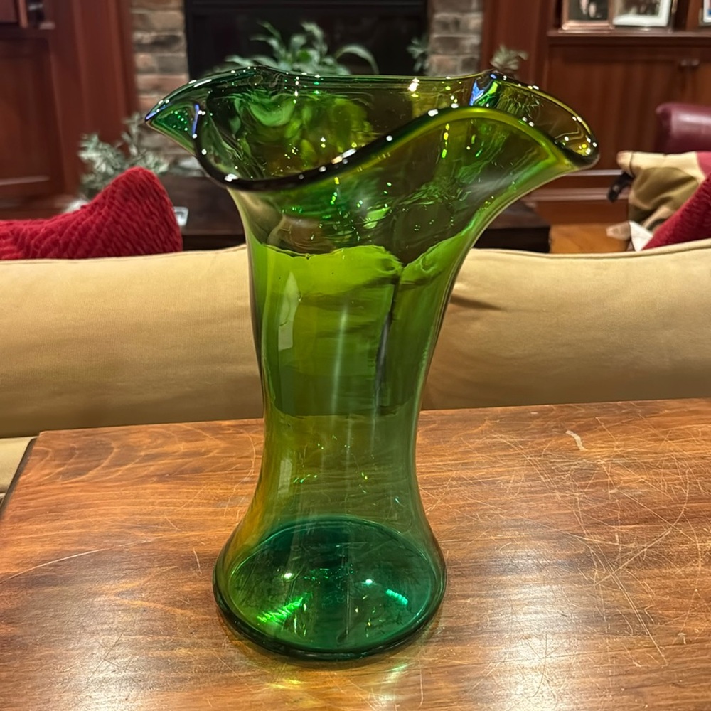 Vintage Ruffled Edge Hand Blown Glass Tall Vase Emerald Green 2B 81 Clear 10”